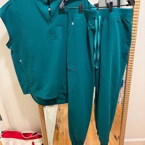 Figs Hunter Green scrub set TOP M BOTTOM L